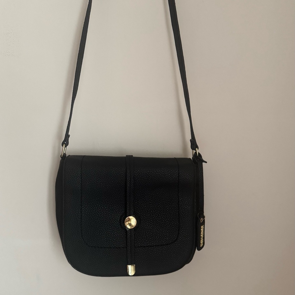 Kenneth Cole Reaction Black Pebbled Crossbody Saddle Bag Gold Tone Hardware NWOT - Picture 3 of 9